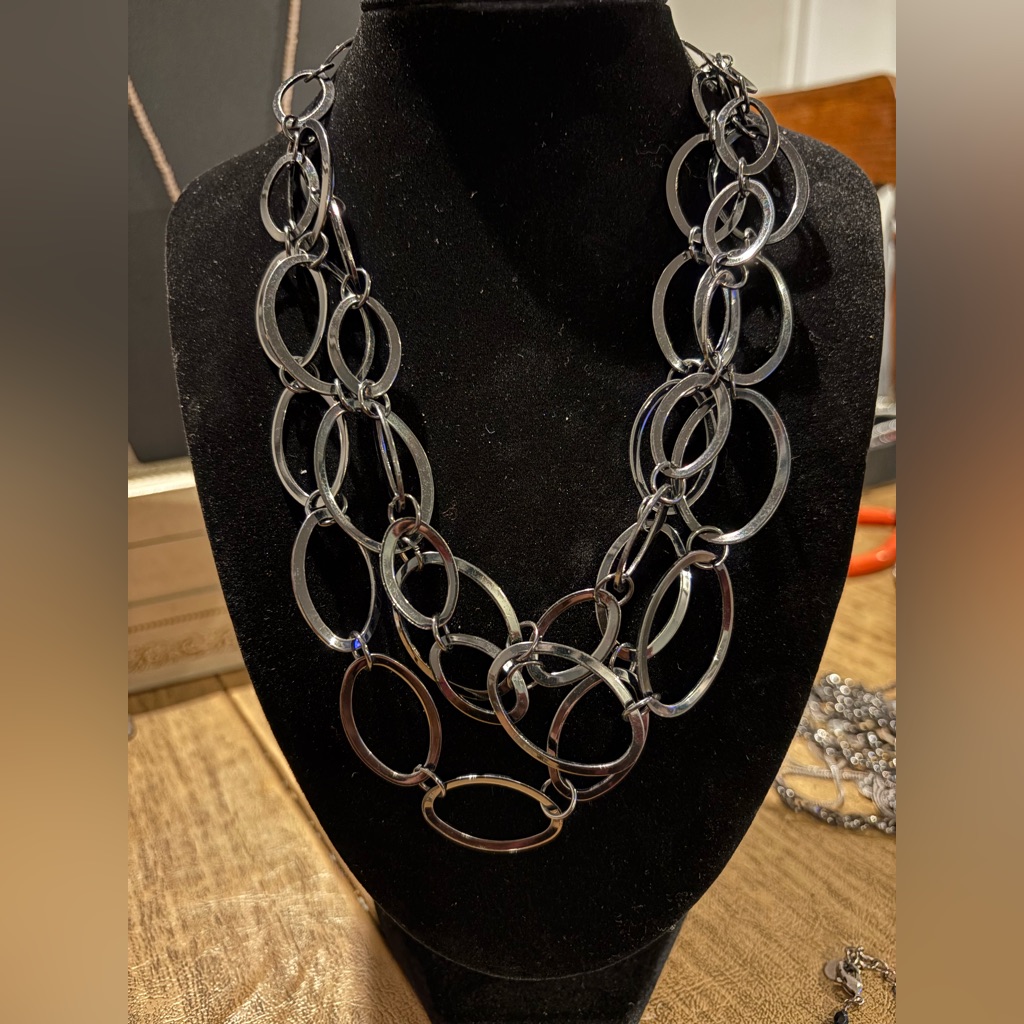 Elegant Black And Silver Chain Necklace